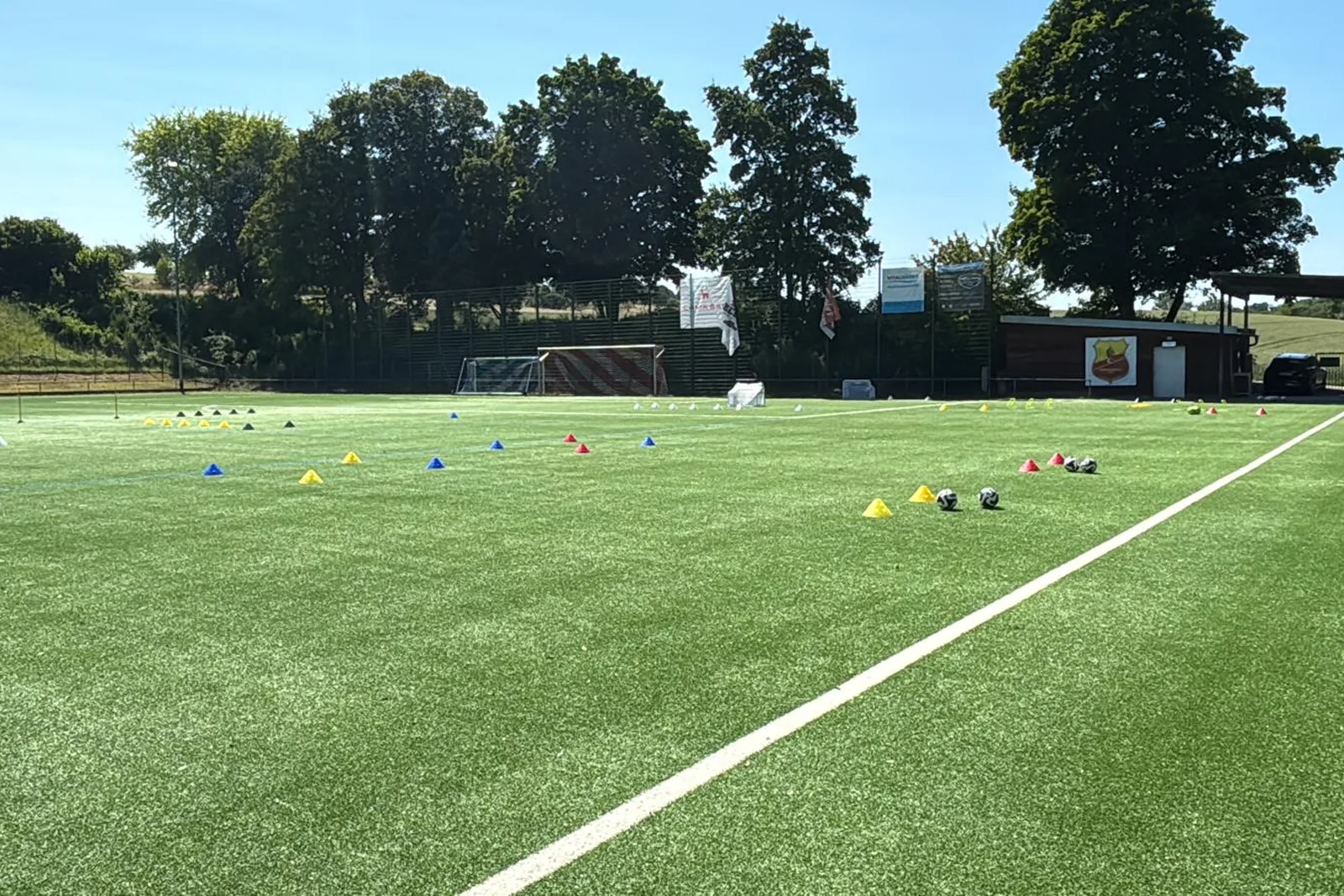 Aufgebauter Trainingsplatz der Fußballschule auf dem Kunstrasen