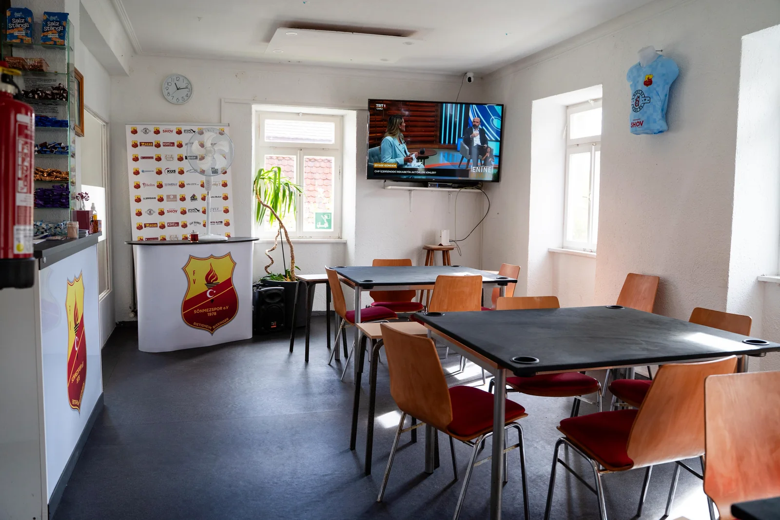 Gastraum mit Theke und Fernseher