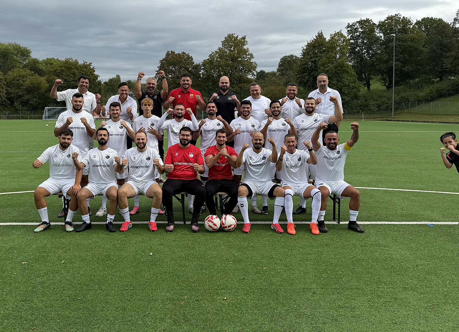 Die Mannschaft des FV Sönmezspor auf dem Sportgelände an der Metterstraße